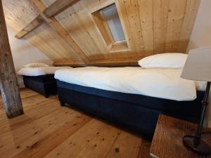 Dos camas en una habitación con techo de madera. en De Lierhand, en Lier