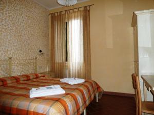 ein Hotelzimmer mit einem Bett mit Handtüchern darauf in der Unterkunft Relais Il Colle Verde in Signa