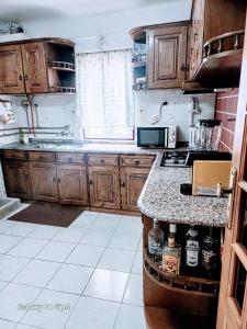 una cucina con mobili in legno e un piano di lavoro di Casa Vidas de Loriga a Loriga Altre 31 foto