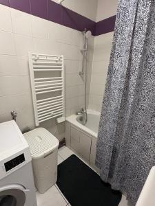 ein Badezimmer mit Waschbecken und Duschvorhang in der Unterkunft F3 confortable à 2 min du métro et ambiance cinéma in Saint-Ouen