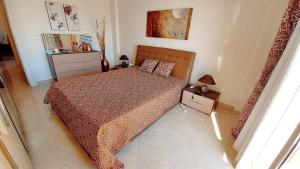 Ένα ή περισσότερα κρεβάτια σε δωμάτιο στο The most beautiful sea view, swimming pools