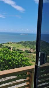 una ventana de tren con vistas al océano en Refúgio Farol Ponta do Catalão - Imbituba/SC, en Imbituba