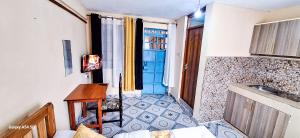 ein Raum mit einer Küche mit Tisch und Spüle in der Unterkunft Victoria Palace in Chuka