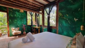 Postel nebo postele na pokoji v ubytování HIPPIE CHIT jungle House