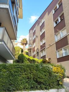 an apartment building with a hedge in front of it at Etxalo, apartamento con terraza en Gorliz in Górliz-Elexalde