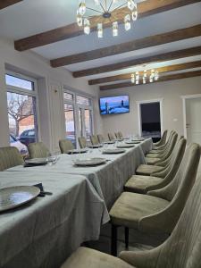 a conference room with a long table and chairs at V-House in Vama Buzăului