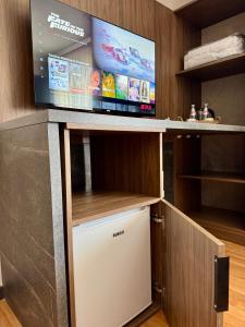 プリシュティナにあるK&M Apartmentのエンターテイメントセンターの上に座って薄型テレビを見ることができます。