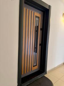 プリシュティナにあるK&M Apartmentの窓付きの木製ドア