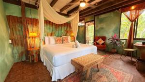Postel nebo postele na pokoji v ubytování HIPPIE CHIT jungle House