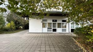 an external view of a white building at Lindenrooms in Öhringen +6 photos
