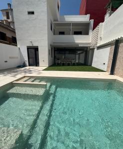 ein Swimmingpool vor einem Haus in der Unterkunft Casa con PISCINA y CINE in Paterna