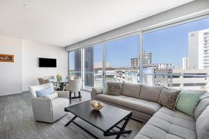 カンクンにあるLuxury 3BR Condo* rooftop pool, near the beachのソファとテーブルのあるリビングルーム