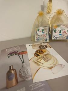 eine Zeitschrift mit einem Bild einer Blume in einer Vase in der Unterkunft Sensivilla Guest House - Grasse - Costa Azzurra in Grasse