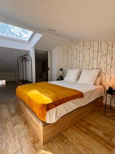 a bedroom with a large bed with a large window at Brisas a un paso del centro in Valencina de la Concepción