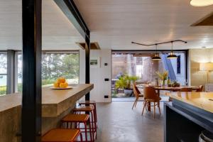 Una cocina y un comedor con mostrador y sillas. en The Bunker - Ventnor, en Ventnor