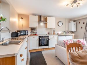 Η κουζίνα ή μικρή κουζίνα στο 2 Bed in Cosheston FB060