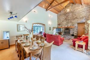 Posezení v ubytování 5 Bed in Snaizeholme oc-w32200