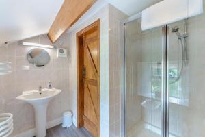 Koupelna v ubytování 5 Bed in Snaizeholme oc-w32200 + 43 fotografií