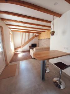 a living room with a wooden table and a couch at Charmante maisonnette in Pontarlier