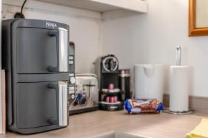 un réfrigérateur posé sur un comptoir dans une cuisine dans l'établissement Landfords Cottage, à Landford