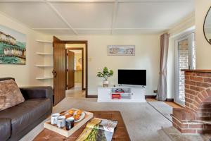 Televiisor ja/või meelelahutuskeskus majutusasutuses Throop House Cottage - Bournemouth