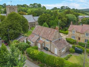 eine Luftaufnahme eines alten Hauses in der Unterkunft Rose Cottage - Powerstock in Powerstock