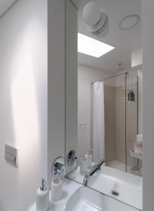 Ένα μπάνιο στο White Door Apartments 3 +15 φωτογραφίες