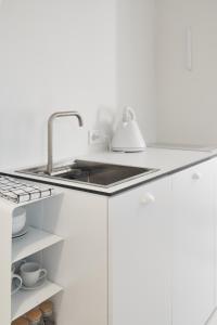 Η κουζίνα ή μικρή κουζίνα στο White Door Apartments 3