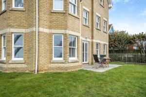 Una casa con una silla y una mesa delante de ella. en Hazelhurst, en Freshwater