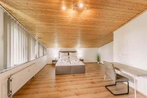 a bedroom with a bed and a desk in a room at Exklusive große Ferienwohnung für 7 Personen, Parkplatz, Balkon, 3 Schlafzimmer in Bayreuth