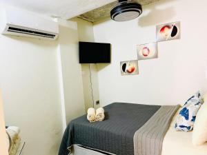 a bedroom with a bed with shoes on it at cerca de los mejores restaurantes I TV l Wifi in Constanza