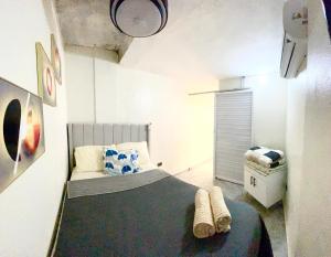 a bedroom with a bed with a black blanket at cerca de los mejores restaurantes I TV l Wifi in Constanza