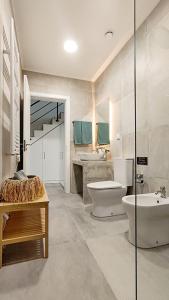 un baño con inodoro y lavabo en Água Salgada, en Ponta Delgada 49 fotos más