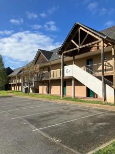 un parking vide devant un immeuble dans l'établissement Apartment - Equemauville - Normandie, à Équemauville 6 autres photos