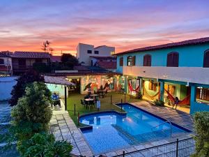 an aerial view of a house with a swimming pool at Pousada Brisa da Praia in Arraial do Cabo