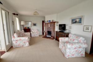 TV a/nebo společenská místnost v ubytování Cornerways + 7 fotografií