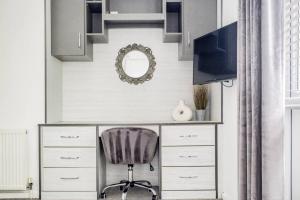 Cette chambre comprend un bureau avec une chaise et une télévision. dans l'établissement Fawn House, à Olton