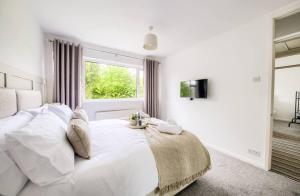 une chambre blanche avec un grand lit et une fenêtre dans l'établissement Fawn House, à Olton 5 autres photos