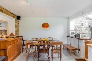 une cuisine et une salle à manger avec une table et des chaises dans l'établissement Rose Cottage - Stoke Abbott, à Stoke Abbott 12 autres photos