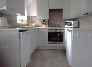 Η κουζίνα ή μικρή κουζίνα στο Daisy May Apartment +5 φωτογραφίες