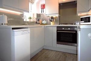 Η κουζίνα ή μικρή κουζίνα στο Daisy May Apartment