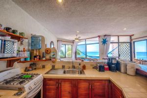 Una cocina o kitchenette en Luna Azul Unit 6