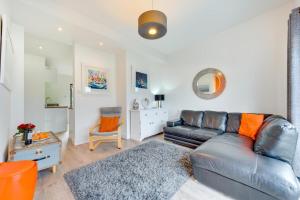 Ruang duduk di SeaBreeze Holiday Apartment