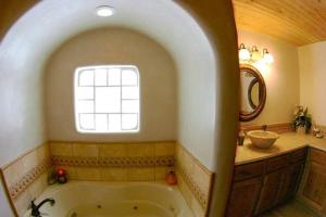 baño con bañera grande y ventana en Shady Brook Inn Village/Resort, en Shady Brook