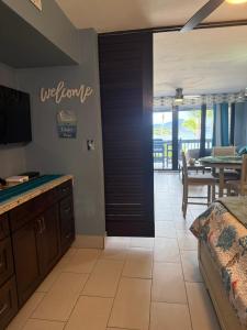 Zimmer mit einer Tür zum Esszimmer in der Unterkunft Sapphire Gem VI - C203 in Nazareth