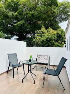 Μπαλκόνι ή βεράντα στο Casa Virginia, AC, Close to Downtown, Private