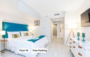 Rúm í herbergi á MVR Suite with Access to Miami-s Best Rooftop