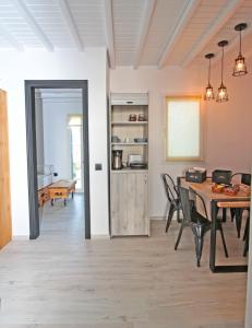 オルノスにあるCamara Studio Mykonosのキッチン、ダイニングルーム(テーブル、椅子付)
