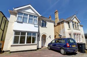 a blue car parked in front of a house at 6a Springfield Road in Swanage
