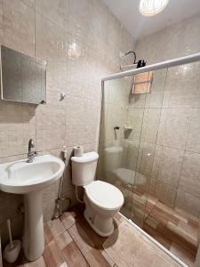 サン・ミゲル・ドス・ミラーグレスにあるVilla Abaréのトイレ、洗面台、シャワー付きのバスルーム